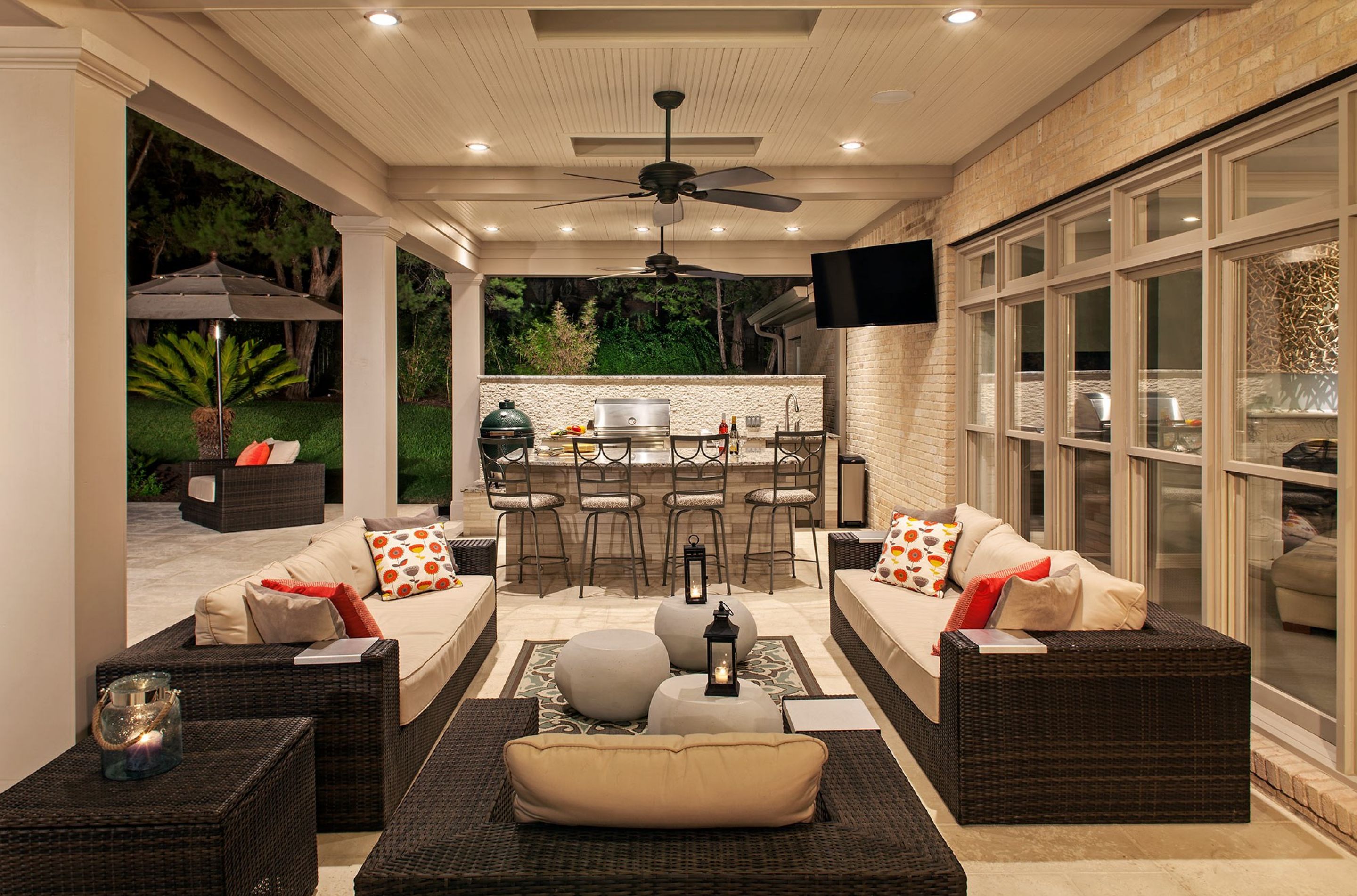 Modern Backyard Outdoor Kitchen